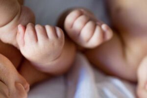 超レアケース!双子の赤ちゃんが大晦日と新年に誕生、日も月も年も誕生日が異なる