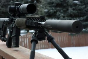 ウクライナの女性がライフルを購入し武装、ロシアの侵攻に備える