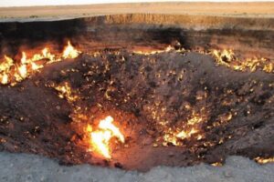 「地獄の門」の炎が消える？大統領が消火方法を探すよう命令