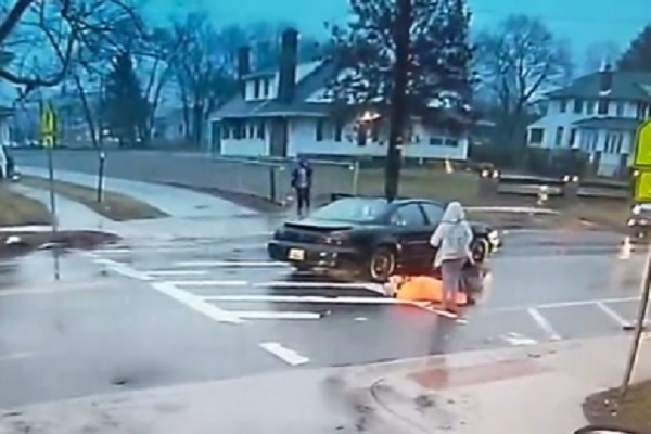 【動画】暴走車から女子生徒を救った保安官。運転手は「見えなかった」