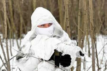 「国境を越える者は殺す…」元ミス・ウクライナの女性も銃を持って志願兵に