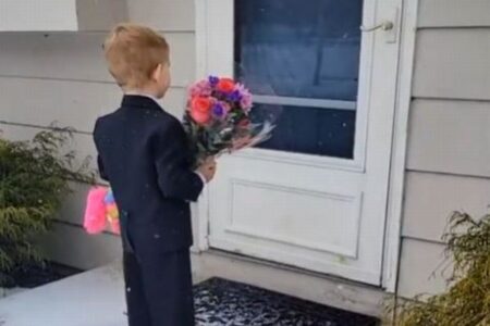 バレンタインのプレゼントを渡す男の子、動画に世界中がメロメロ