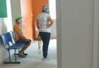 ワクチン接種会場において、ロープで縛られた男性が目撃される【ブラジル】