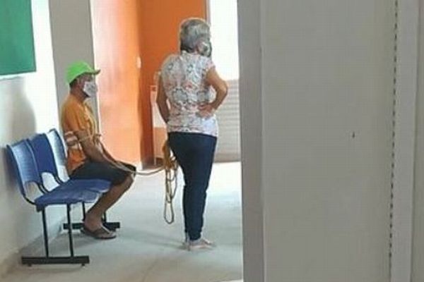 ワクチン接種会場において、ロープで縛られた男性が目撃される【ブラジル】