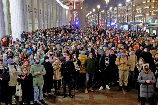 ロシア国内でも反戦デモ、数えきれない人々が抗議の声を上げる