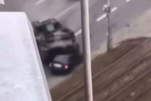 ウクライナで戦車が故意に乗用車に衝突、乗り上げて車体を押し潰す【動画】