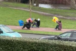 どの店の袋が早いか？暴風の中でユニークなレースが行われる