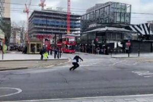 イギリスを襲った暴風「ユーニス」、突風で男性らが飛ばされ転倒【動画】