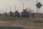 ロシア軍の車列に立ちはだかるウクライナ人男性、進行を妨害する【動画】