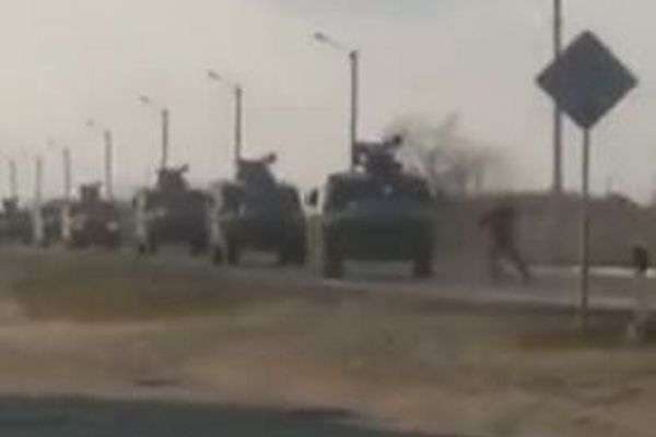 ロシア軍の車列に立ちはだかるウクライナ人男性、進行を妨害する【動画】