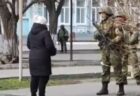 「人の土地で何やってんの！」ウクライナの女性がロシア兵に説教【動画】