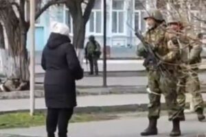「人の土地で何やってんの！」ウクライナの女性がロシア兵に説教【動画】