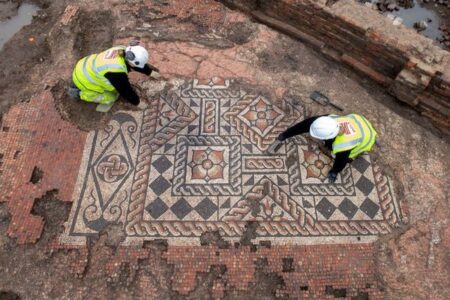 古代ローマ時代の精巧なモザイク模様のタイル、イギリスで発見される