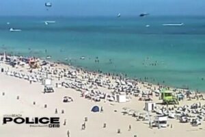 海水浴客が泳ぐ海にヘリコプターが墜落、2人がケガを負う【動画】