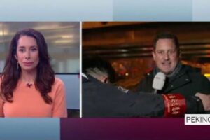 【北京五輪】オランダの記者が生中継で、中国の警備員にレポートを中断させられる