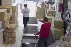 「ながらスマホ」をしていた青年、穴に落ちるもダンボール箱に救われる【トルコ】