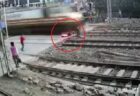 【衝撃映像】バイクに乗った男性が危うく列車に轢かれそうに：インド