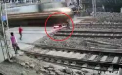 【衝撃映像】バイクに乗った男性が危うく列車に轢かれそうに：インド