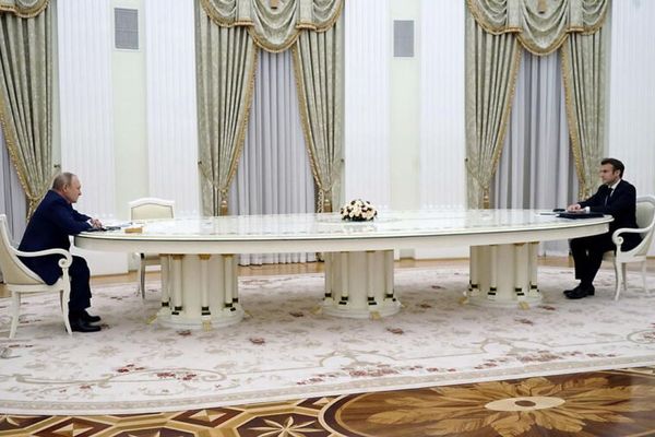 ウクライナを巡り仏露首脳が会談、長すぎるテーブルがネットでイジられる