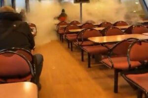 ドイツで波がフェリーの窓を破壊、船内に水が流れ乗客もパニック