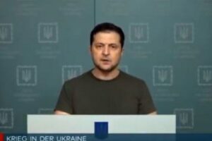 ゼレンスキー大統領の演説を翻訳していた女性、泣き崩れ声を詰まらす