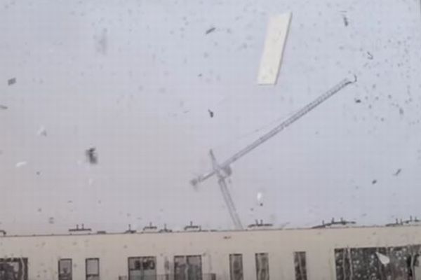 ポーランドで暴風のためクレーンが倒壊、撮影された動画が凄まじい
