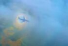 飛行機の影に虹色の光、美しい光学現象が撮影される