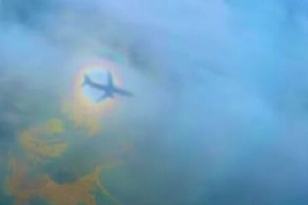 飛行機の影に虹色の光、美しい光学現象が撮影される