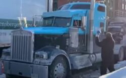 カナダで多くのトラックが国内を縦断、運転手らがワクチン接種義務化に抗議