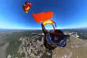 2つのパラシュートが故障、開かないまま落下、男性の運命は？【動画】