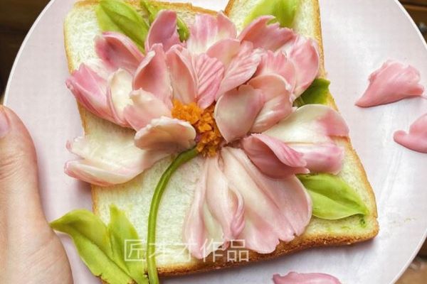 トーストの上に食べられる花をデザインしたアートが見事！