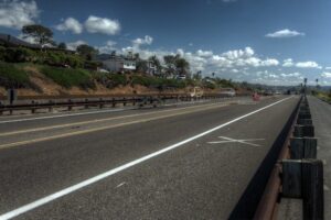 自業自得、あおり運転を続けたクルマが路肩をはみ出てひっくり返る【ドラレコ映像】