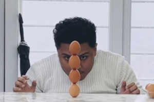 卵をバランスだけで4個積んでギネス世界記録を達成