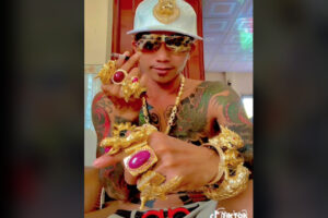 ベトナムの黄金狂実業家、2kgのゴールドを身につけ、金メッキのレクサスに乗る