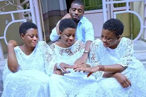 【動画あり】美しい三つ子から愛され、シェアされる結婚生活を選んだ男性