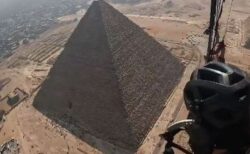 エジプトのピラミッド上空をパラモーターで飛行、足が触れるほど接近【動画】