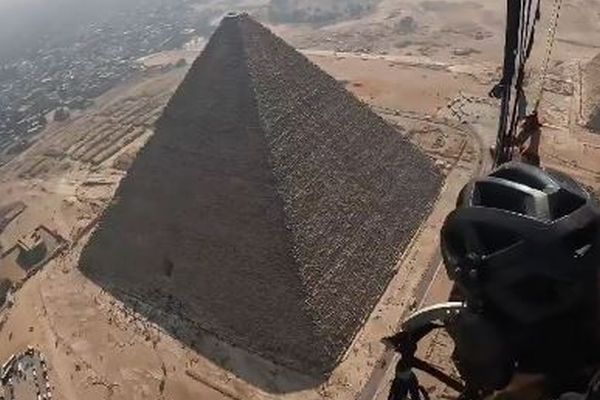エジプトのピラミッド上空をパラモーターで飛行、足が触れるほど接近【動画】