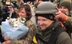 戦闘に参加しているウクライナ人のカップル、最前線で結婚式を挙げる