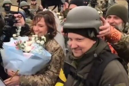 戦闘に参加しているウクライナ人のカップル、最前線で結婚式を挙げる