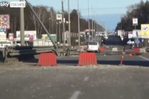 英のジャーナリストがウクライナで取材中にロシア軍から銃撃、一部始終を撮影