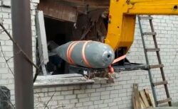 「そう～っと」ウクライナの住宅地から不発弾を取り除く作業にドキドキ