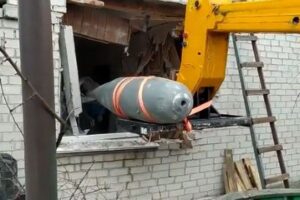 「そう～っと」ウクライナの住宅地から不発弾を取り除く作業にドキドキ