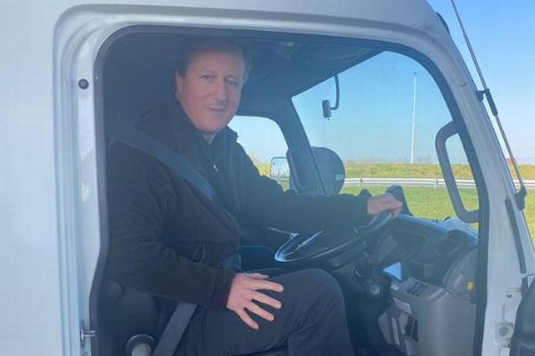 英の元首相がウクライナ難民に物資を届けるため、トラックでポーランドへ向かう