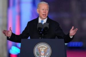 バイデン大統領「プーチンは権力の座に留まれない」、政府関係者が釈明に追われる