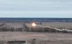 ウクライナでロシア軍のヘリを撃墜、衝撃的な映像がSNSで注目を集める