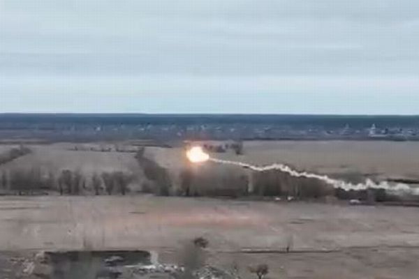 ウクライナでロシア軍のヘリを撃墜、衝撃的な映像がSNSで注目を集める