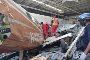 メキシコのスーパーに小型機が墜落、店内に機体が突っ込み、3人が死亡