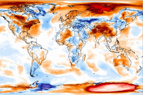 南北の極で異常な熱波、気象崩壊の前兆か