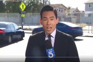 TVレポーター「ここは最も危険な通りと言われ…」と伝えた瞬間、背後で事故が発生