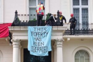 ロシアに抗議する人々が、オリガルヒの豪邸を占拠【イギリス】